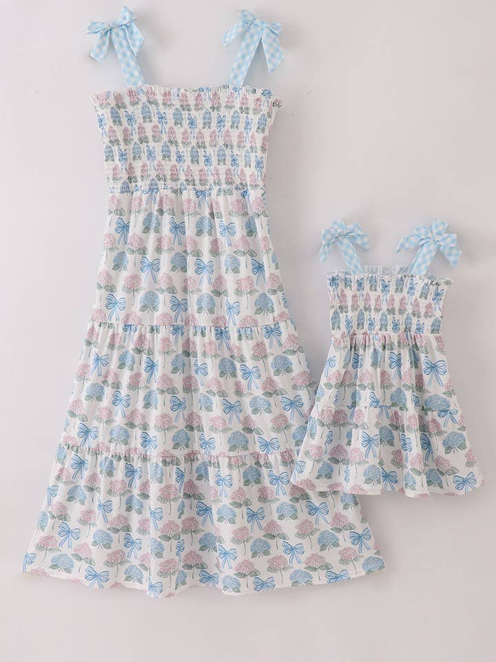 Blaues Hortensien-Schleifen-Smock-Kleid für Mama & mich für den Großhandel von Aspen Rain Boutique