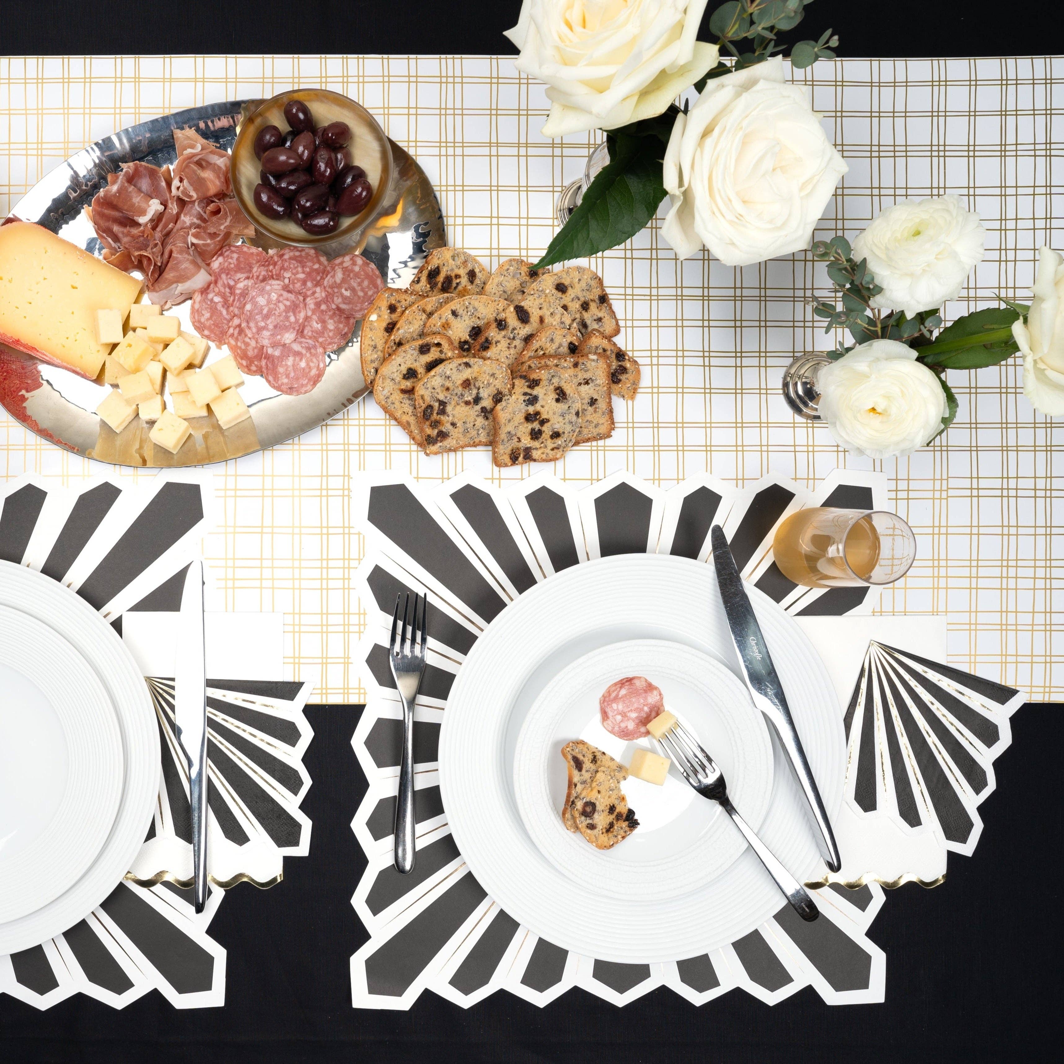 Gatherings by Curated Paperie - Venta al por mayor Mantelito desechable - MCL23-PL9- Mantel de Papel Chic de Celebración Negro con Foil Dorado3