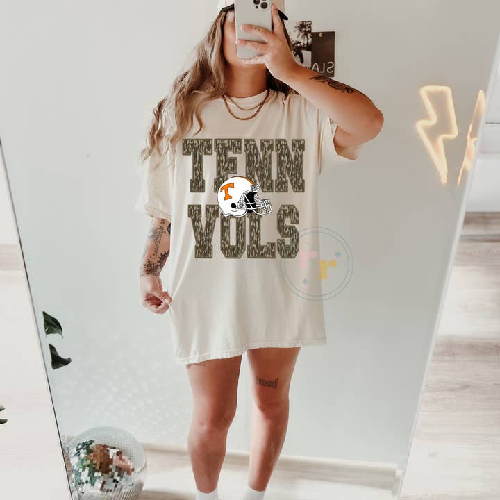 Bottomland Hjälm Tenn Vols Grafisk T-shirt för wholesale av Rebellious Rose LLC