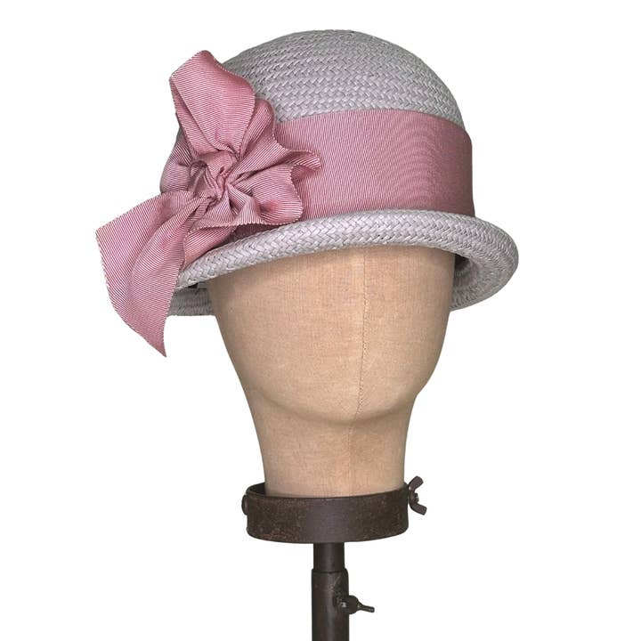 Cappello Cloche in Grosgrain con Girandola di Paglia per la vendita all'ingrosso da parte di Kathy Jeanne Millinery