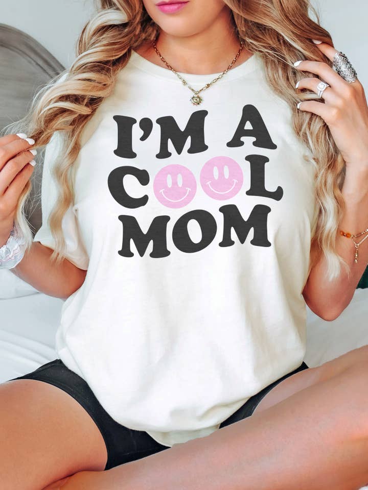 T-shirt con grafica I'm A Cool Mom | Collezione Mama per la vendita all'ingrosso da parte di KOKO + FOX WHOLESALE