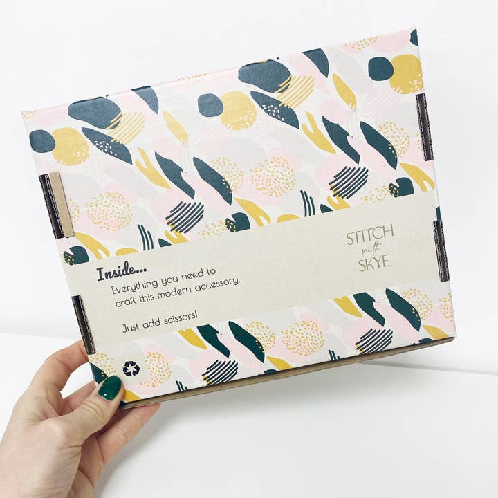 Stitch with Skye – wholesale Material för broderi/korsstygn – 'Hon är skönhet' Feminist Broderi Kit4