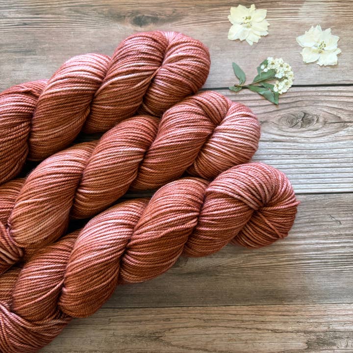 Kanel | Håndfarvet Garn | 4-pak for engroshandel hos Jam Jar Yarns