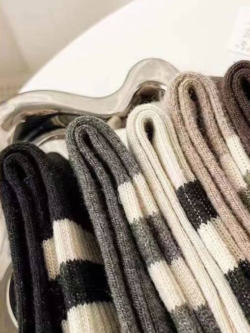 Sweetkama - Vendita all'ingrosso Calzini - Donna - Calze da donna a costine con righe a blocchi di colore SKASC41764