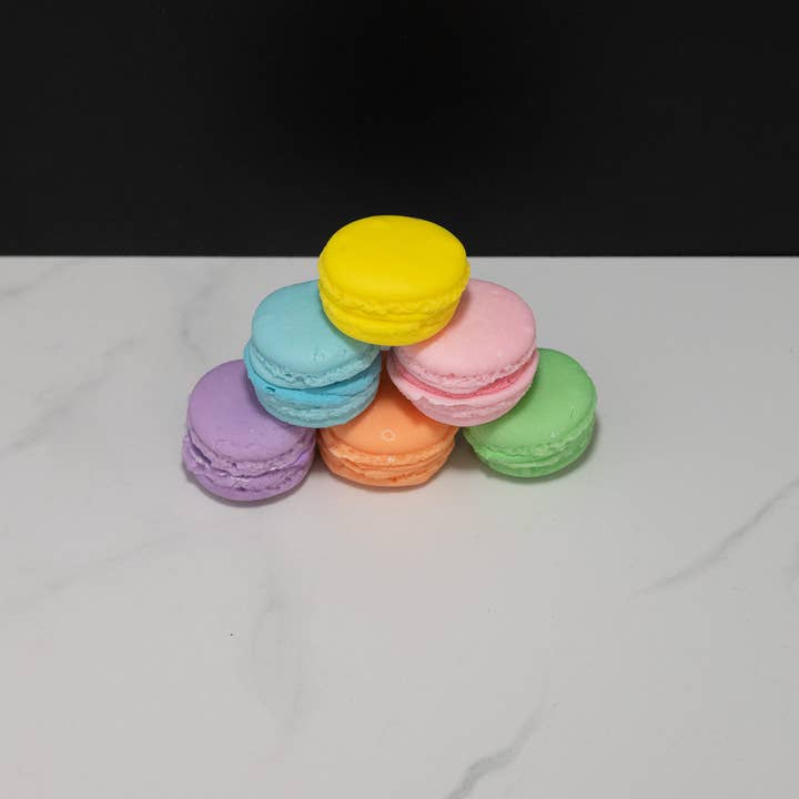 Just Dough It! Fake Foods - Vente Décorations de table - Petits macarons factices - lot de 62