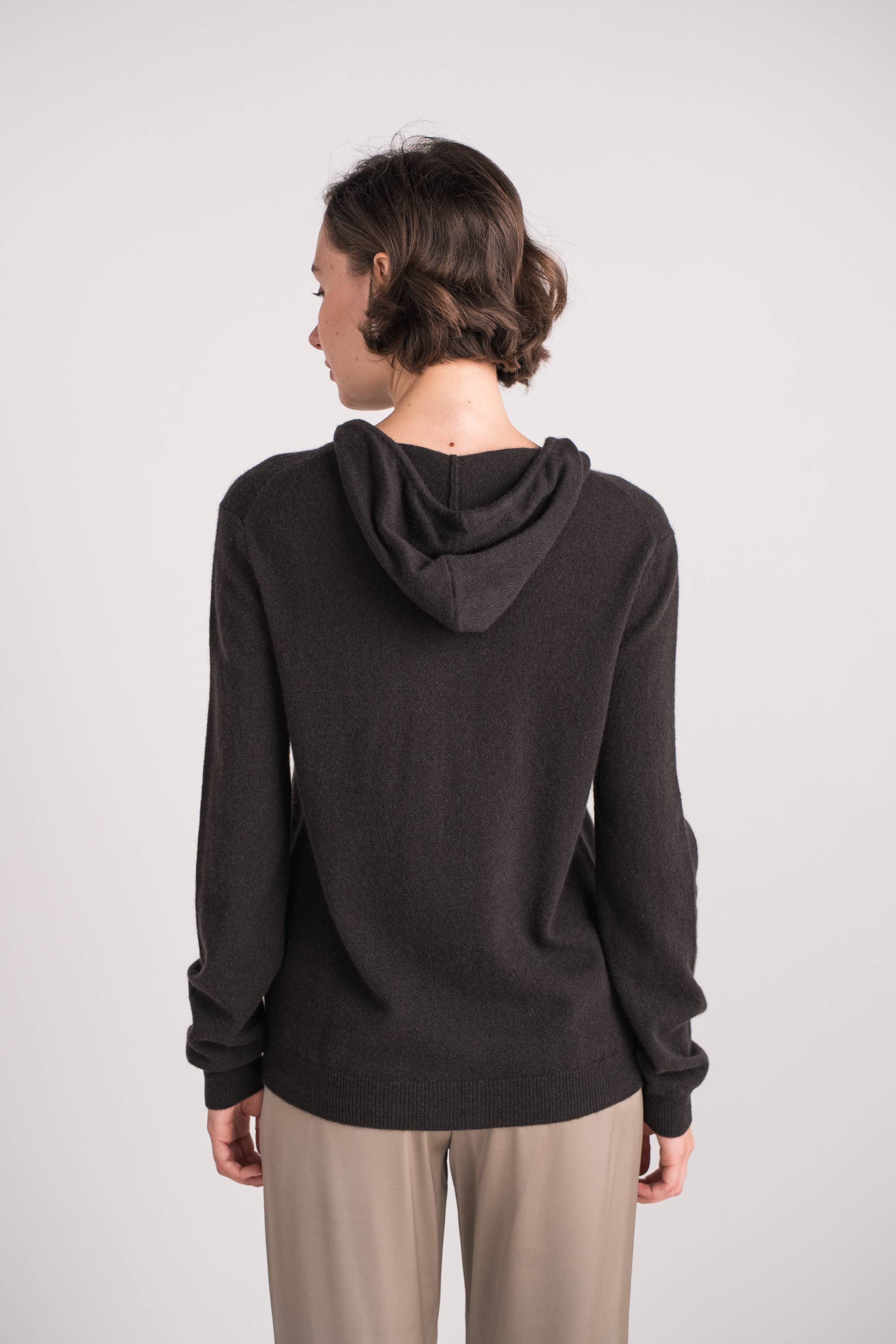 jw.atelier - Vente Sweat à capuche – femme - Gilet 100% cachemire zippé à capuche5