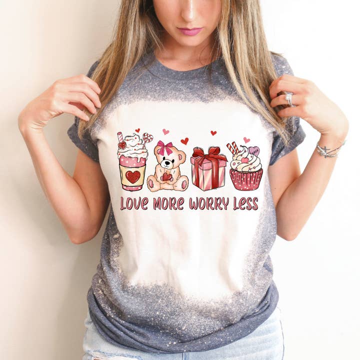 Älska mer, oroa dig mindre Alla hjärtans dag blekt t-shirt för wholesale av Hello Gorgeous Apparel