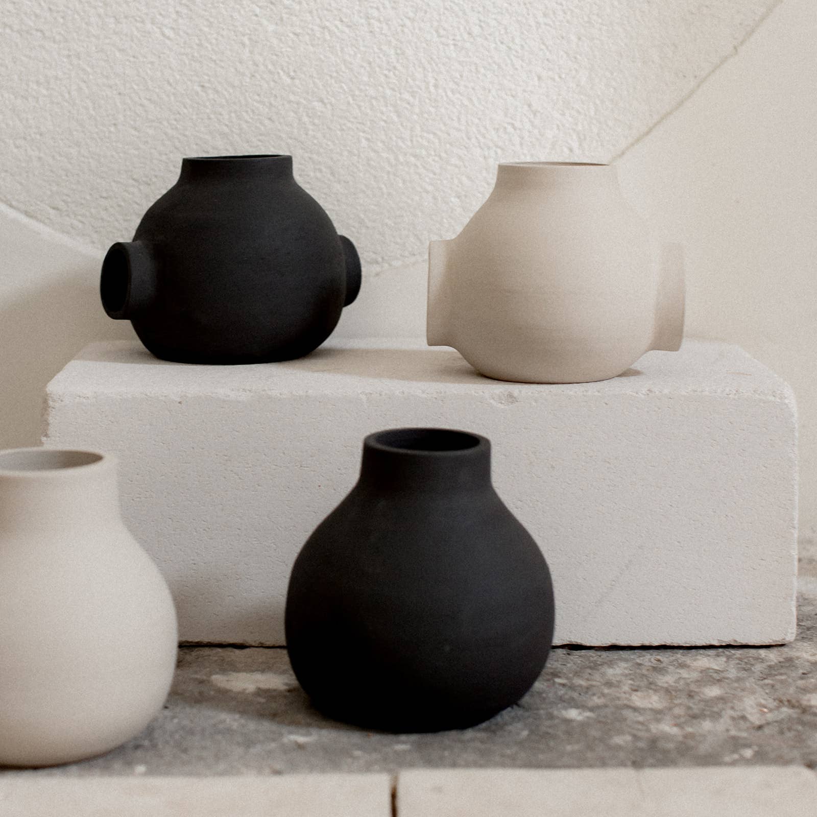 Claycraft – wholesale Vas – Rund keramisk bollvas öppen design rå handgjord10