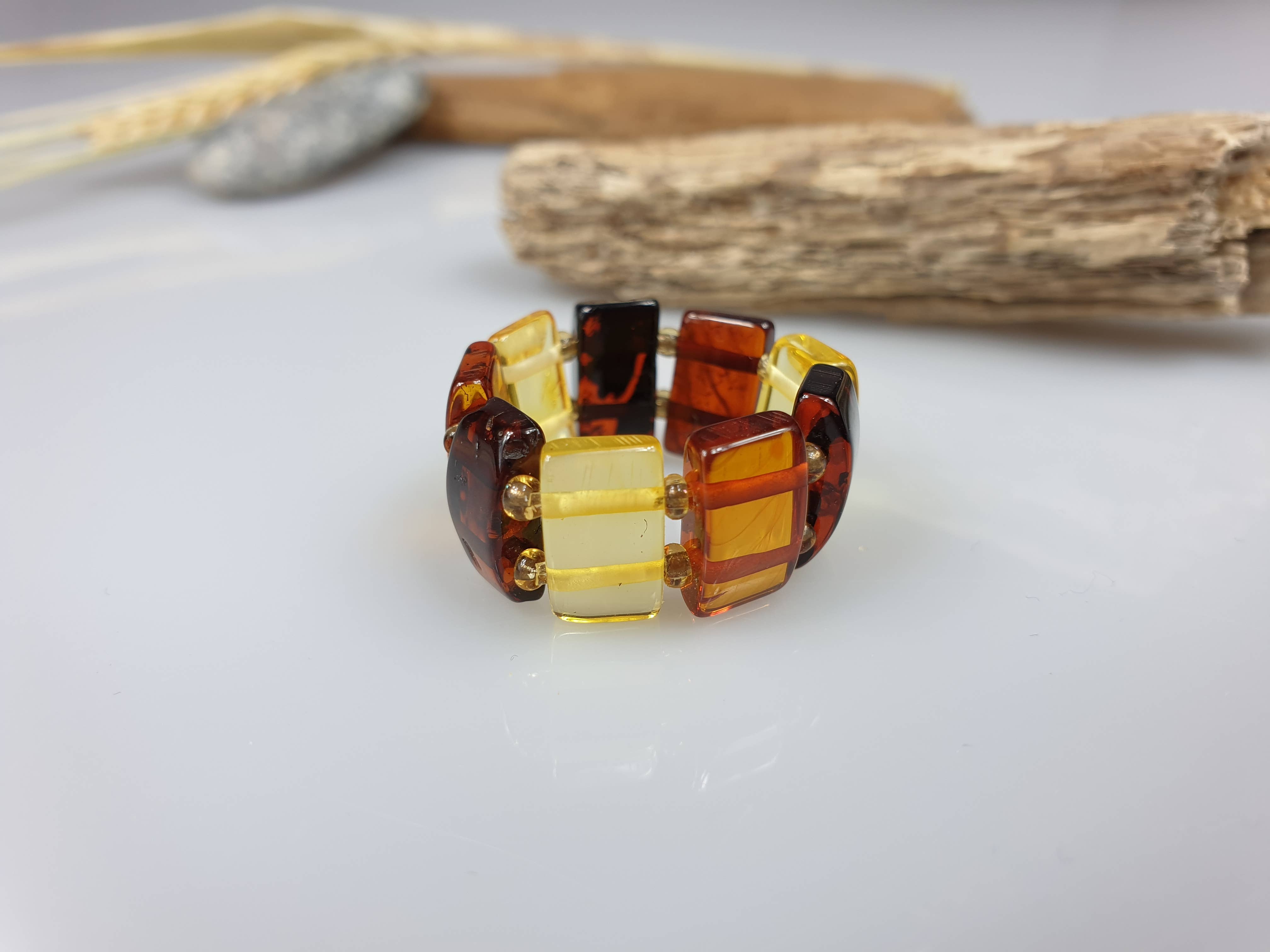 AmberLithuania - Vendita all'ingrosso Anelli cocktail/statement - Anello in ambra baltica elastico con pietre regolabile per tutti i giorni1