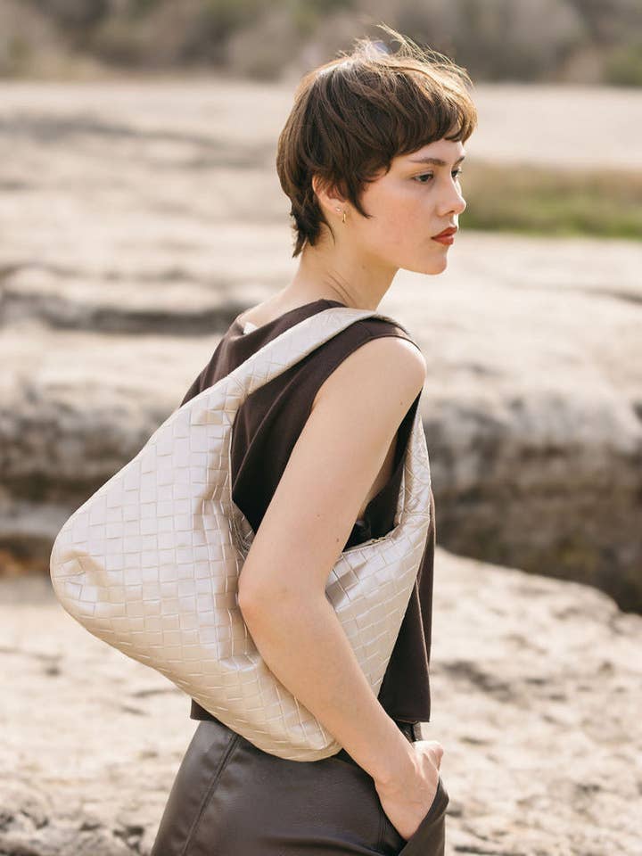 Liv skuldertaske i vegansk materiale i perlebeige for engroshandel hos Ellefaire