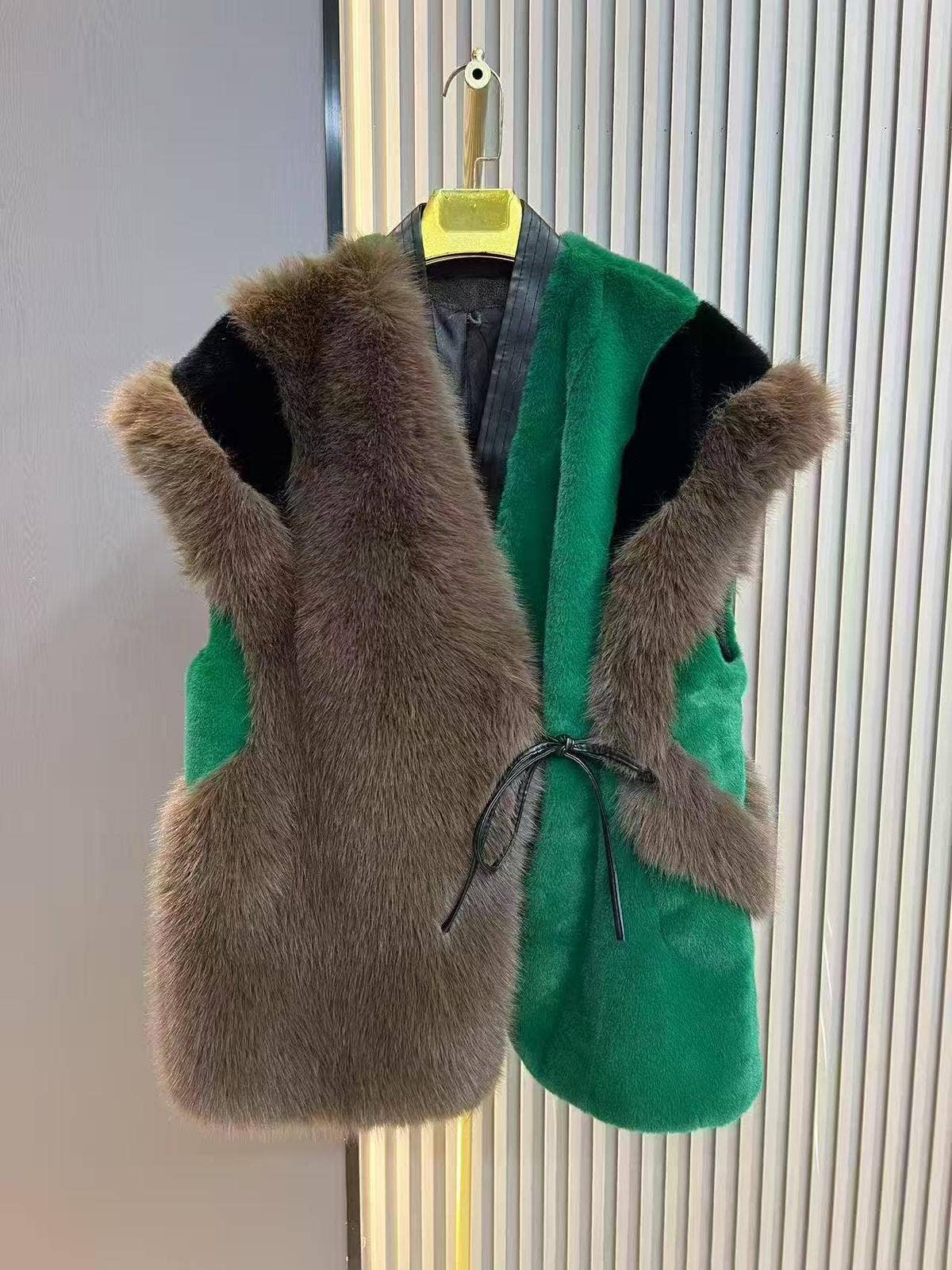 PEACH ACCESSORIES - Vente Veste sans manches – femme - Gilet en fausse fourrure et daim bicolore en marron/vert DH052