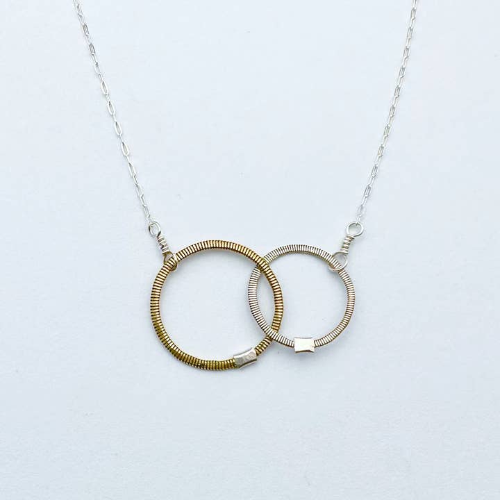 Collier à deux cercles pour la vente par Middle Sister Designs