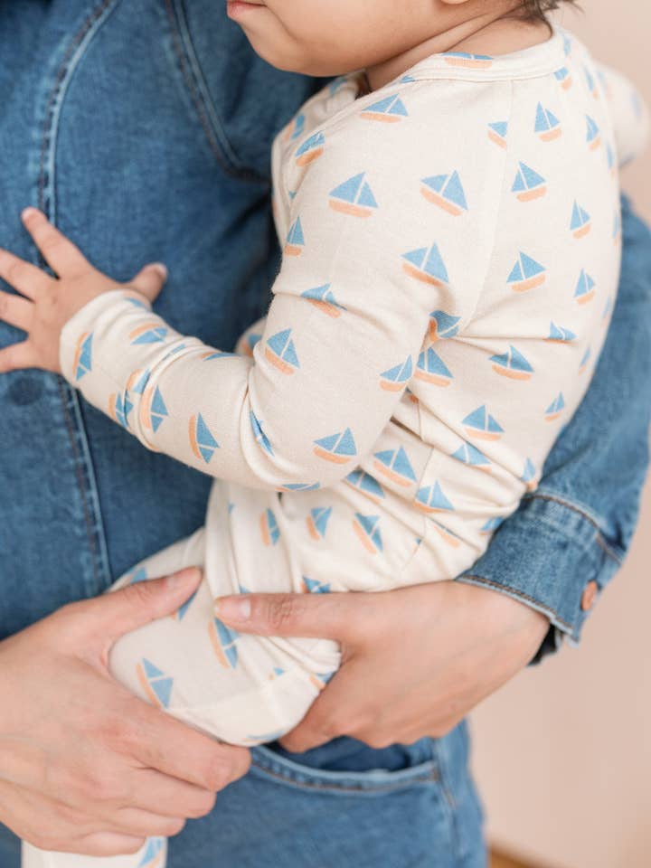 Pyjama convertible à pieds en modal avec motifs de voiliers pour la vente par Dear Hayden