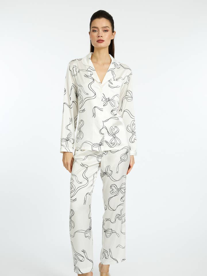 Hvidt pyjamassæt med sløjfe og lange ærmer for engroshandel hos Wrap Up by VP