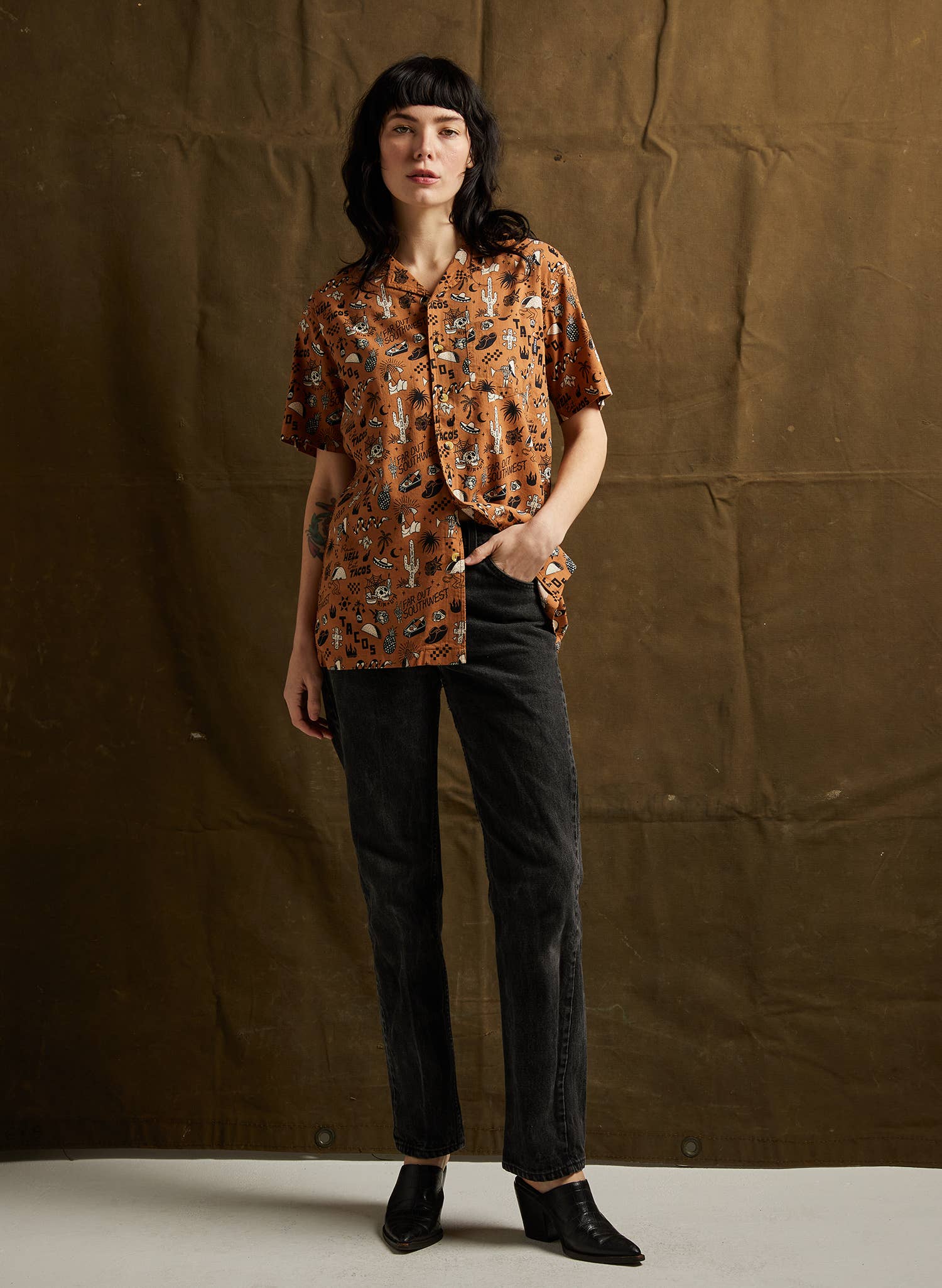 Pyknic - Venta al por mayor Camisa con botones - Unisex - Camisa casual para hombres y mujeres 'Raise Hell Eat Tacos' con botones8