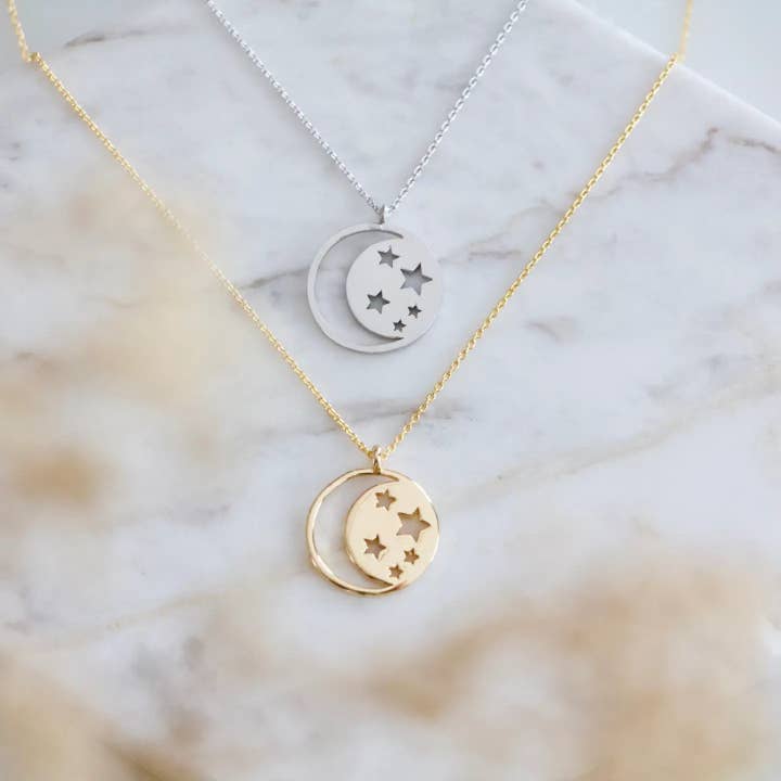 Collier céleste avec pendentif croissant de lune et étoiles pour la vente par Mesa Blue