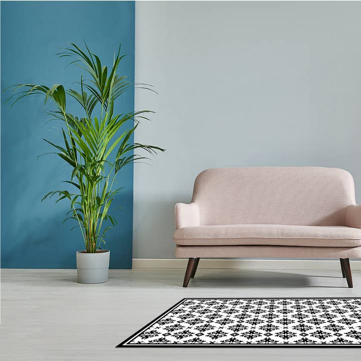 Tapis de sol en vinyle noir à motif de fleurs grecques pour la vente par Davanti/Vía Deco Home