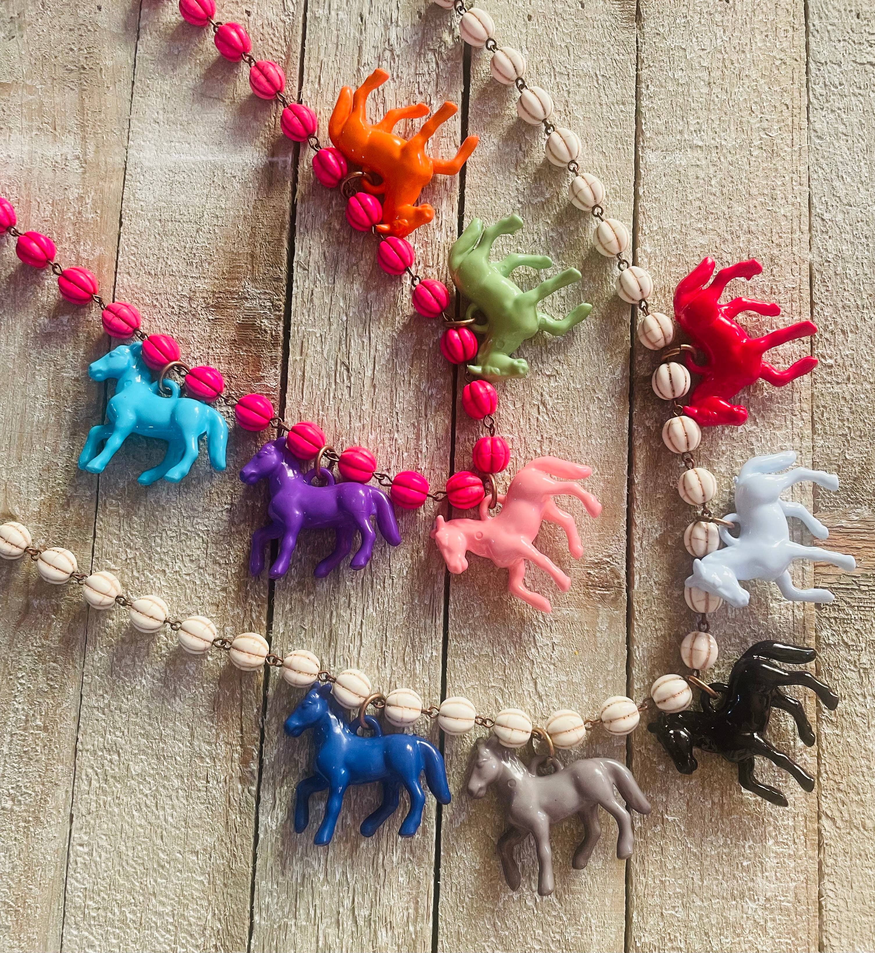 Savannah Hoffman Designs Artisan Jewelry - Vendita all'ingrosso Collana con ciondolo/pendaglio - Collana Pony Horse Club su Perline Rosa1