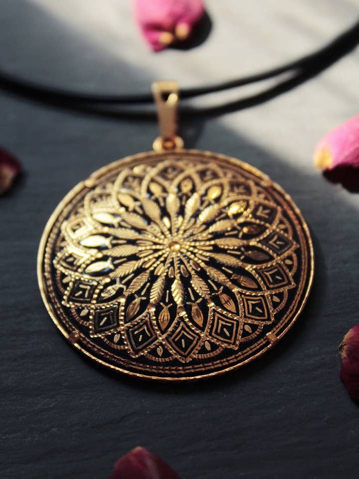 Ciondolo damasceno fatto a mano in oro a Toledo Traditional per la vendita all'ingrosso da parte di Togashi Damasquinos