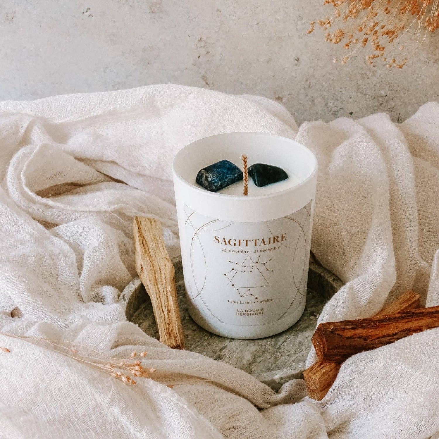 LA BOUGIE HERBIVORE – Vela em jarro/copo por atacado – Sagittarius – Vela astrológica com duas pedras de litoterapia2