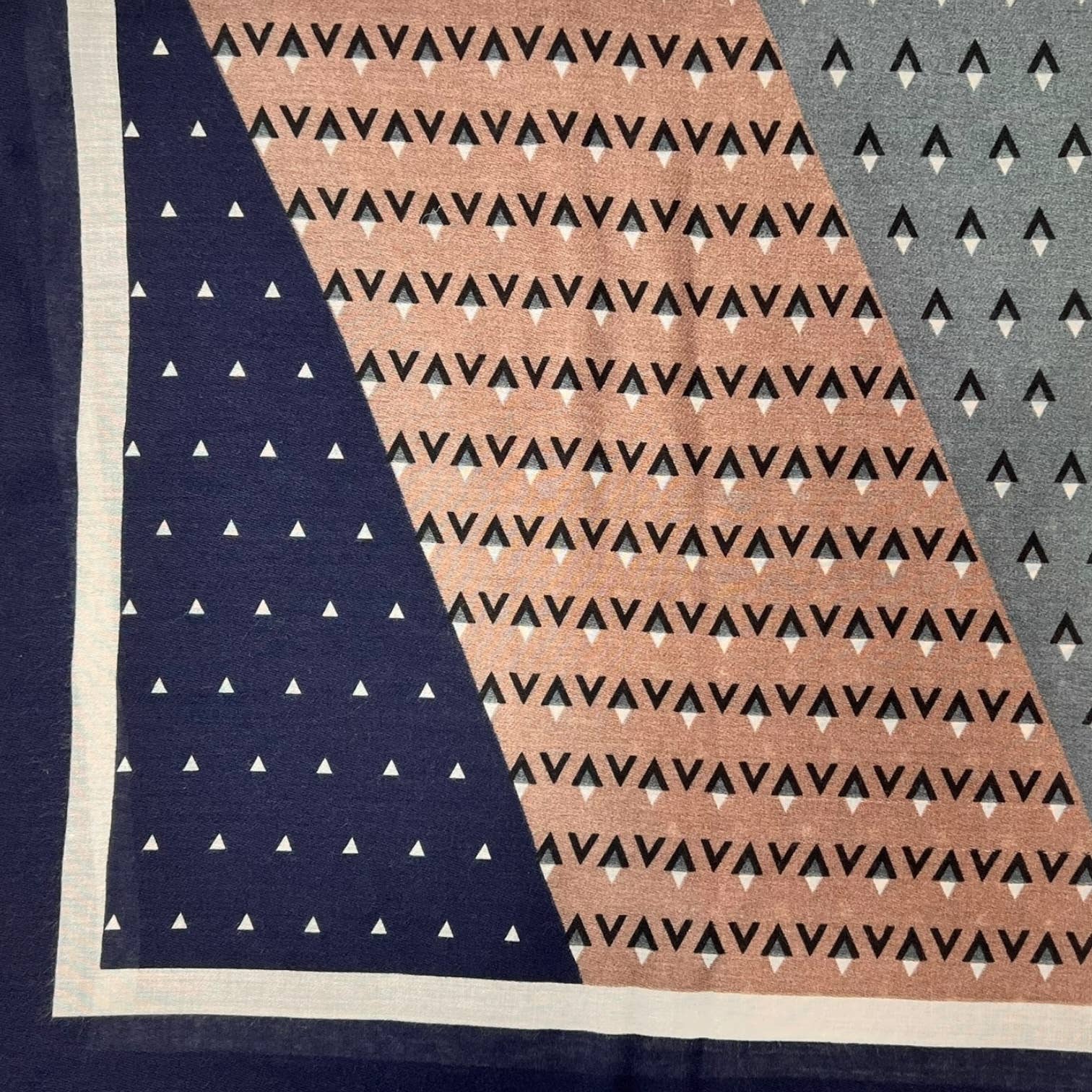 London Scarves - Vendita all'ingrosso Sciarpa - Donna - Sciarpa a motivo a V4