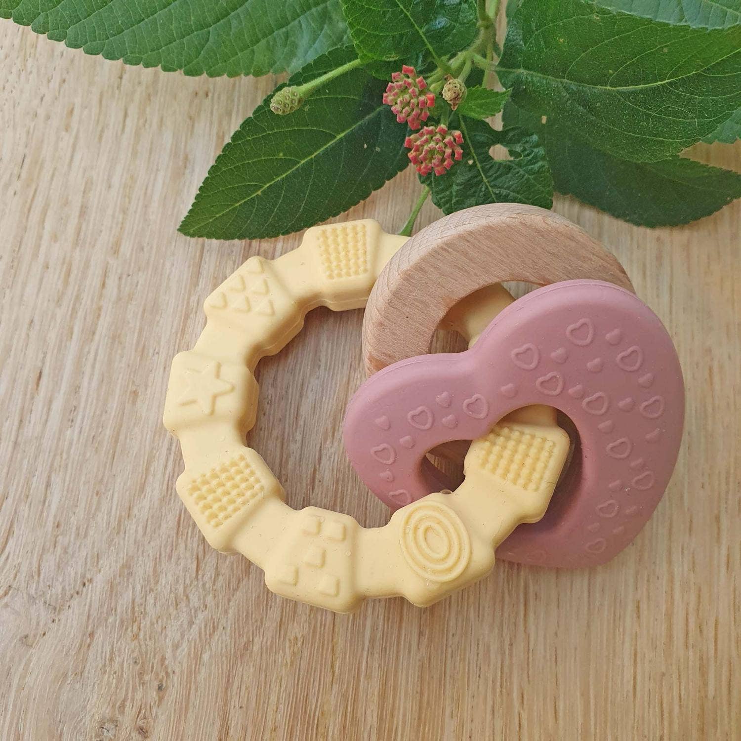 Summerville organic - Venta al por mayor Mordedor - Bebés - Juguete mordedor para bebé de silicona y madera en forma de corazón rosa2