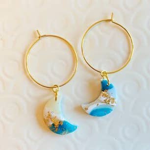 Elsa Blå & Guld Mini Moon Hoop Ørering for engroshandel hos Kismet Klay