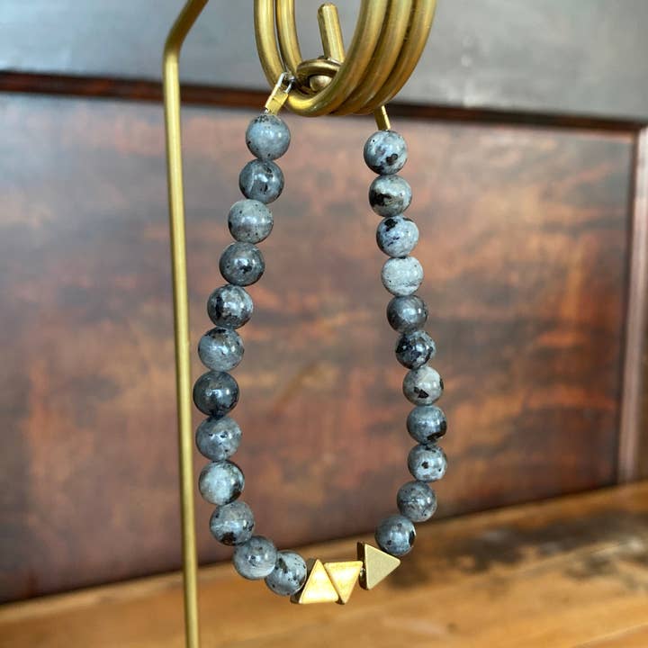 Seeds – Großhandel Perlenarmband – Duluth Armband | Halbedelsteinperlen | Dreiecke aus Messing3