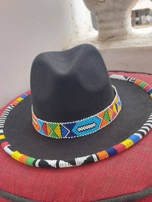 Chapeau Fedora Noir avec Perles Multicolores pour la vente par Delight merchants