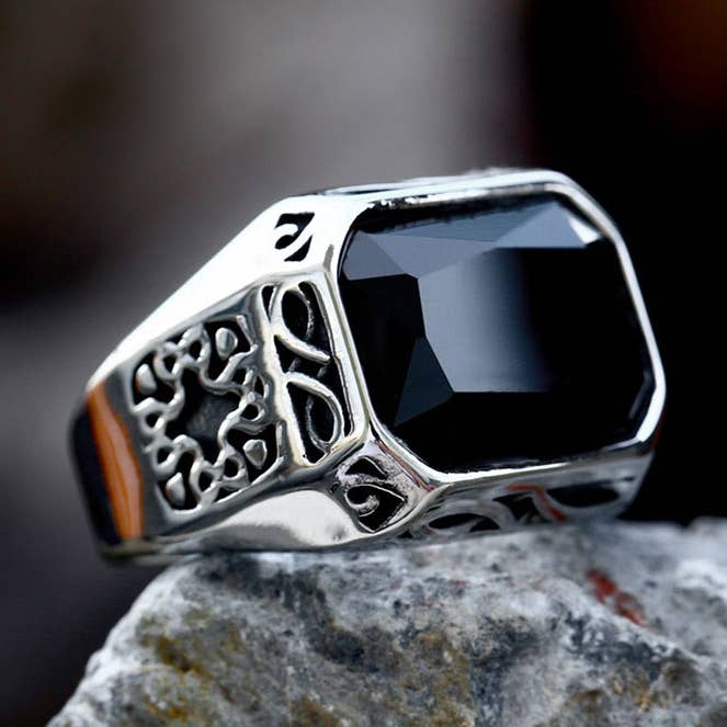 Anello con zircone nero scuro e freddo per la vendita all'ingrosso da parte di Gemcohub