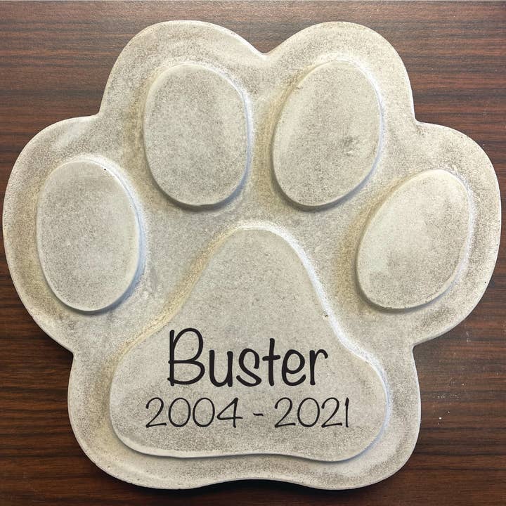 Pierre commémorative pour animaux de compagnie à empreinte de pattes pour la vente par The Rusty Stone