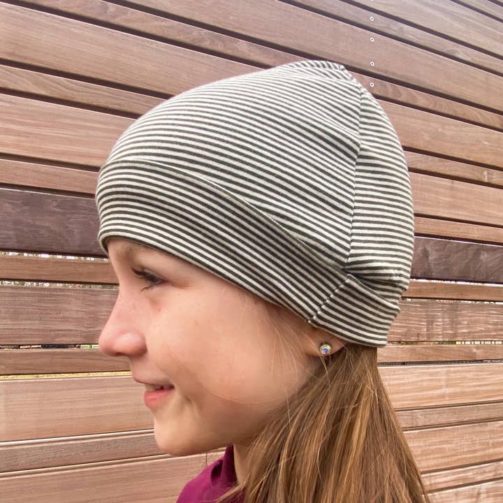 Gorro para niños grandes: rayas verde oliva para venta al por mayor de Nina's Flying Needle
