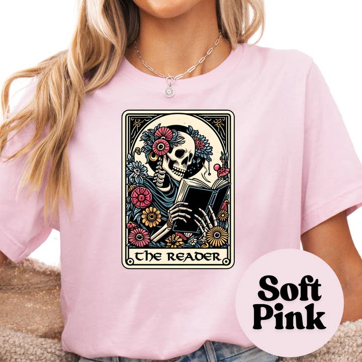 Das Leser-Skelett-Tarotkarten-Shirt – Gotisches Buch-Shirt – Dark Academia Buch-Shirt – Gruseliges Leser-Shirt – Florales Skelett-Lese-Shirt für den Großhandel von Purely Bookish