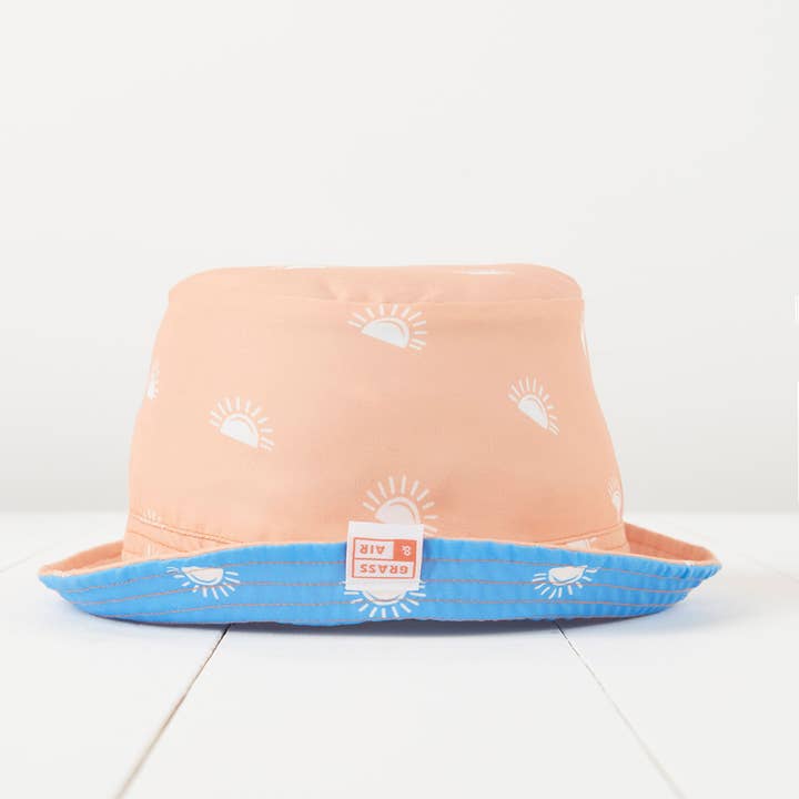 Chapeau de soleil réversible pêche et bleu bleuet pour la vente par Grass & Air