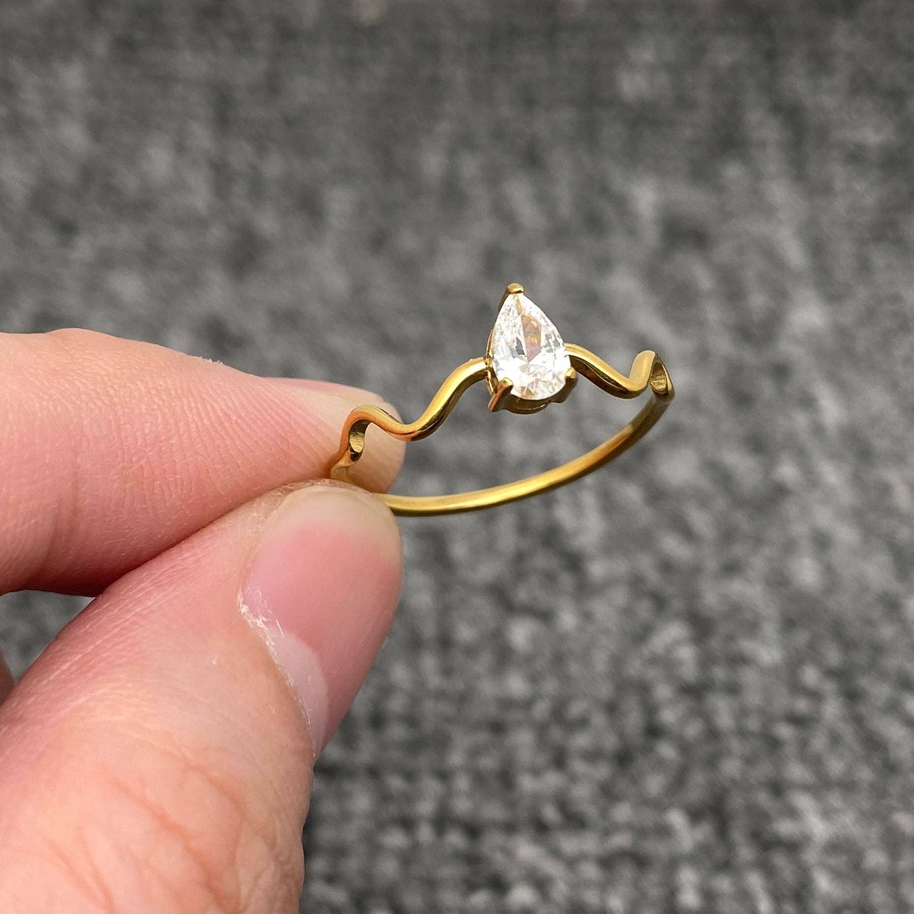 Mio Queena - Wholesale Multi-Stone Ring - Inlaid Zircon 18K Gold Plated Stainless Steel Wavy Ring -FGS0