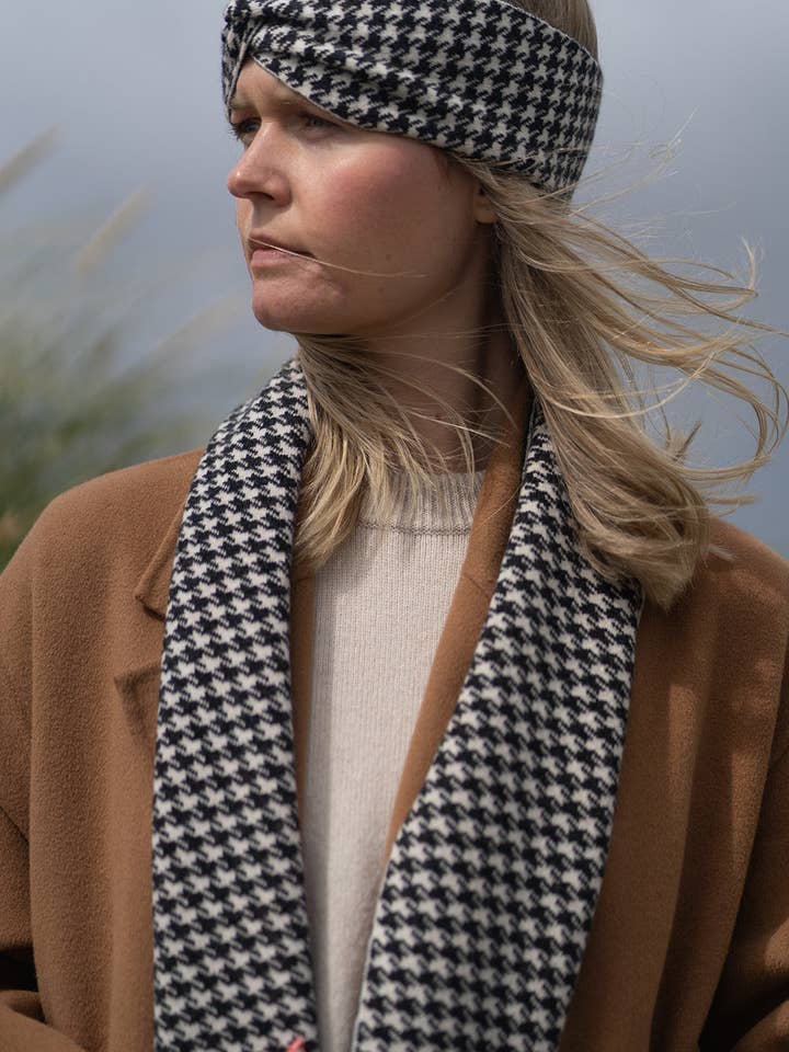 Kohlefarbener Hahnentritt-Schal für den Großhandel von Hilary Jane Keyes