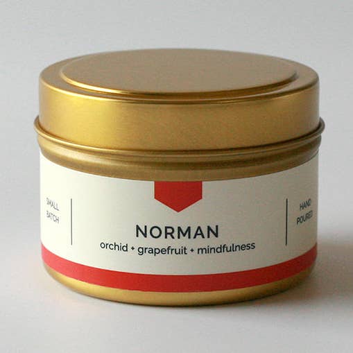 Candela di soia in latta da viaggio NORMAN Gold - Pompelmo e Orchidea, colata a mano (4 oz) per la vendita all'ingrosso da parte di Vacant Wheel