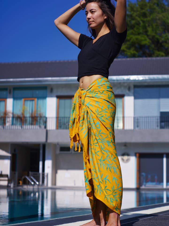 YUMI & KORA – Engroshandel Strandbadekåbe – Dame – Yellow batik sarong med blåt sivemønster - LANTA REEF1