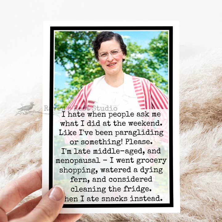 Sjovt lykønskningskort. Jeg er sent midaldrende og i overgangsalderen. for engroshandel hos Raven's Rest Studio