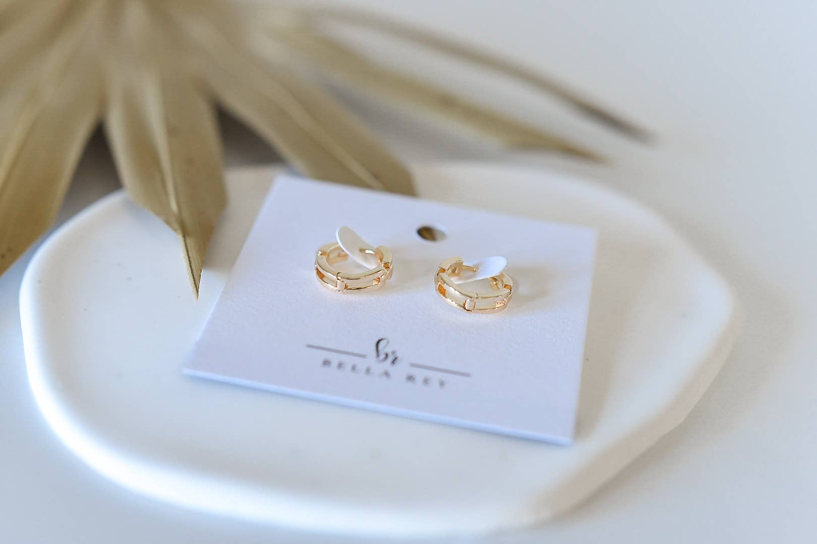 Bella Rey jewelry – Großhandel Hoops – Courtney Ohrringe, 18 Karat vergoldet, Huggies, hypoallergen1