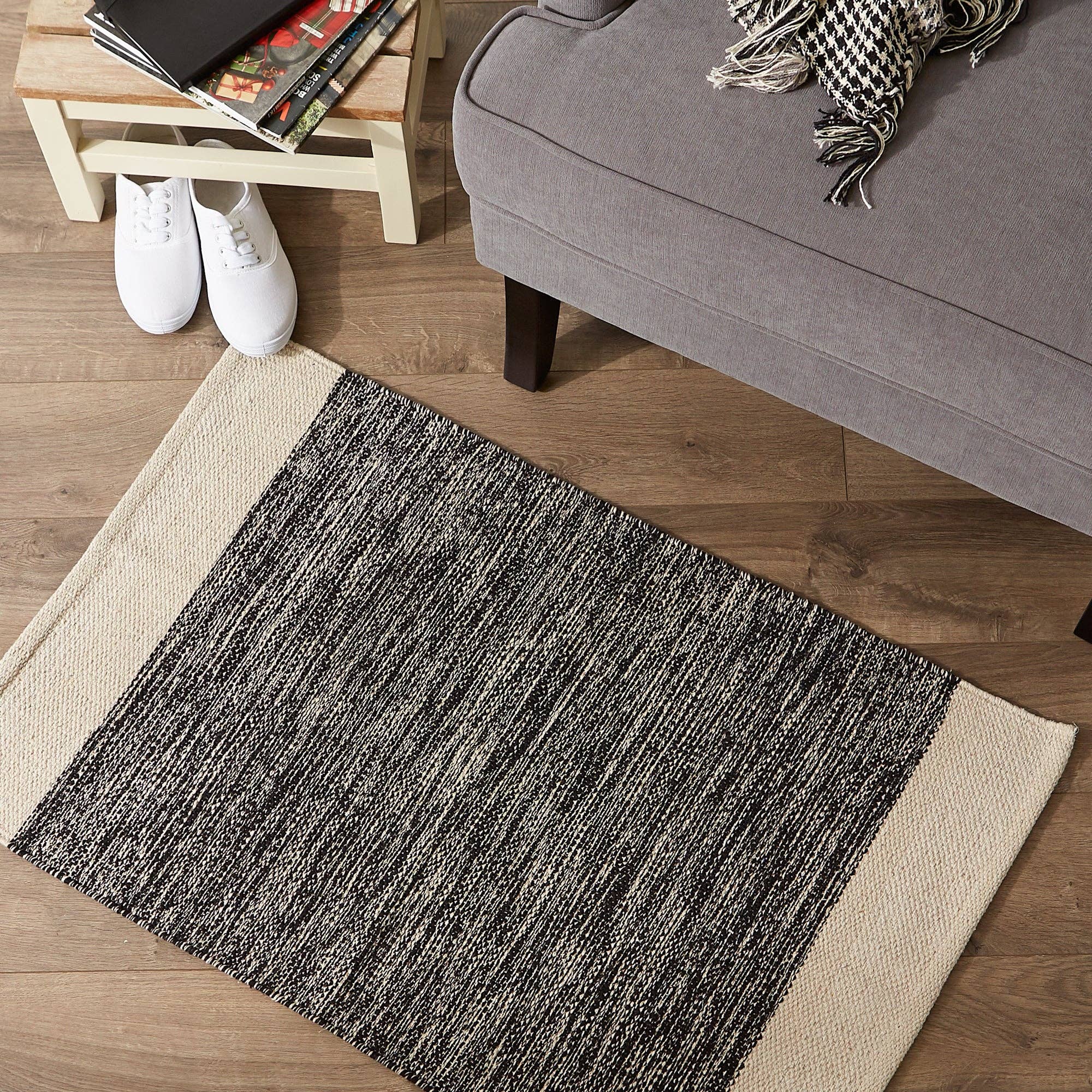 Welcome Home Unbeatable Deals - Vente Tapis - Tapis tissé à la main à bordures panachées noires 2 x 3 pi10