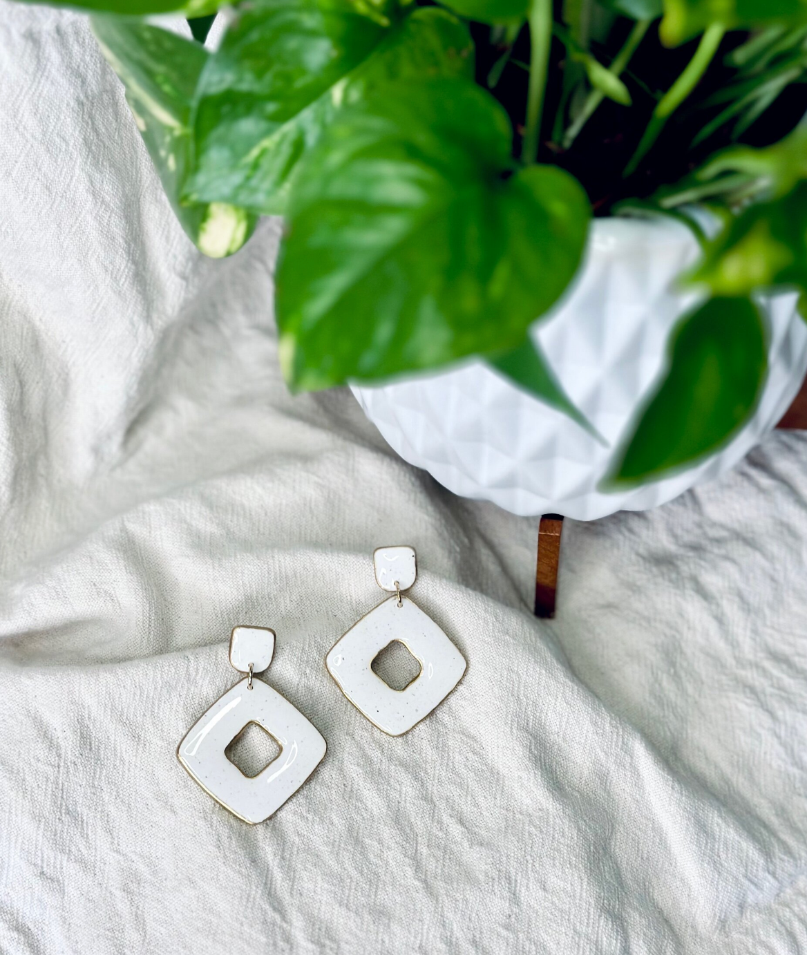 913onCanvas - Wholesale Dangle Earrings - Not Too Square: Dangling Earrings (Black or White)1