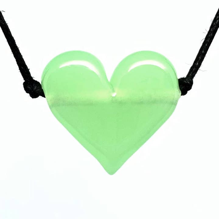 Collana in vetro lavorato a fiamma con cuore opalino verde per la vendita all'ingrosso da parte di Ironwood Glassworks
