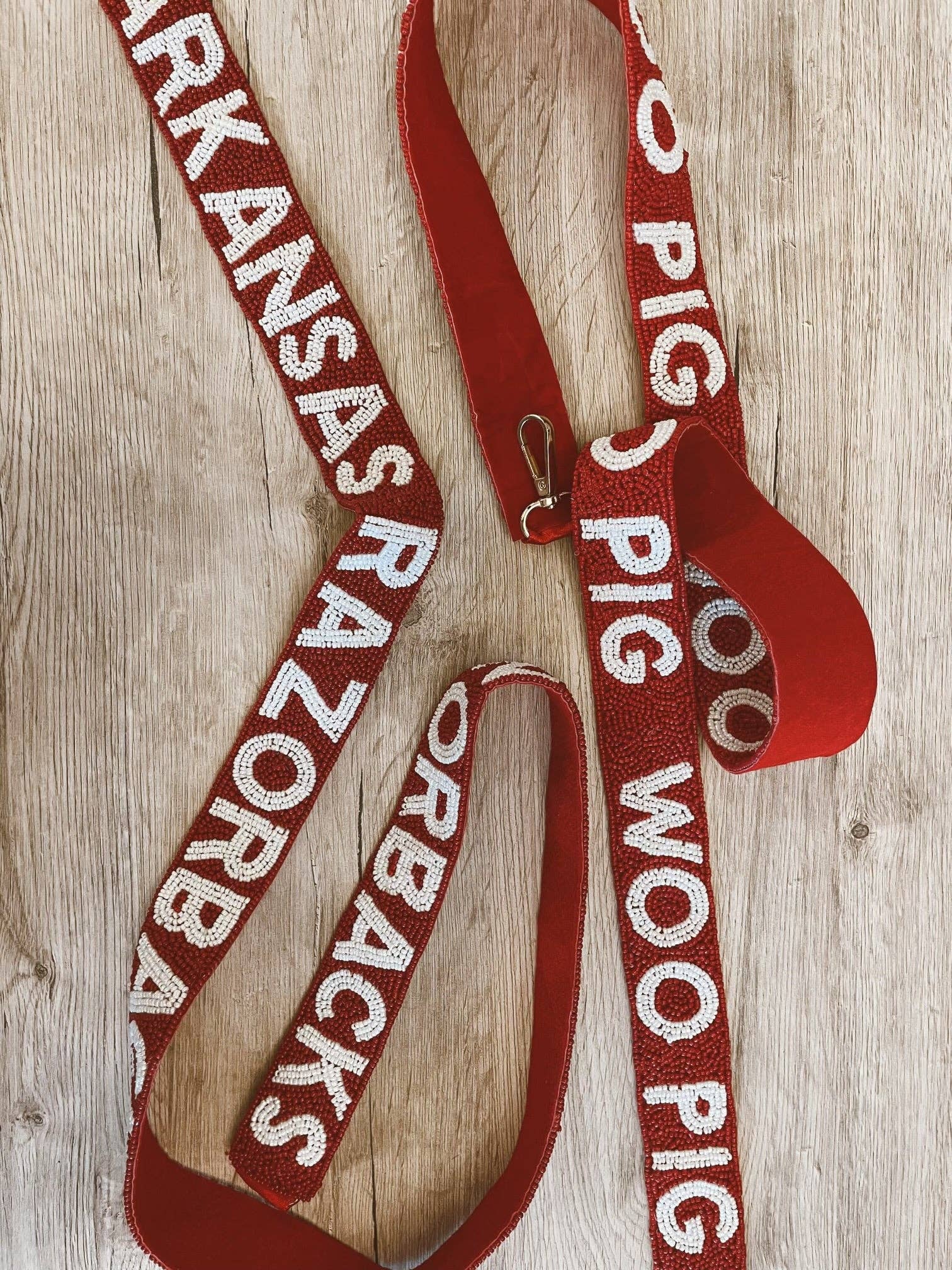 Tatter'd Royals – wholesale Handväske- och väskaccessoar – Dam – Arkansas Razorback Woo Pig Pärlad Väskrem8