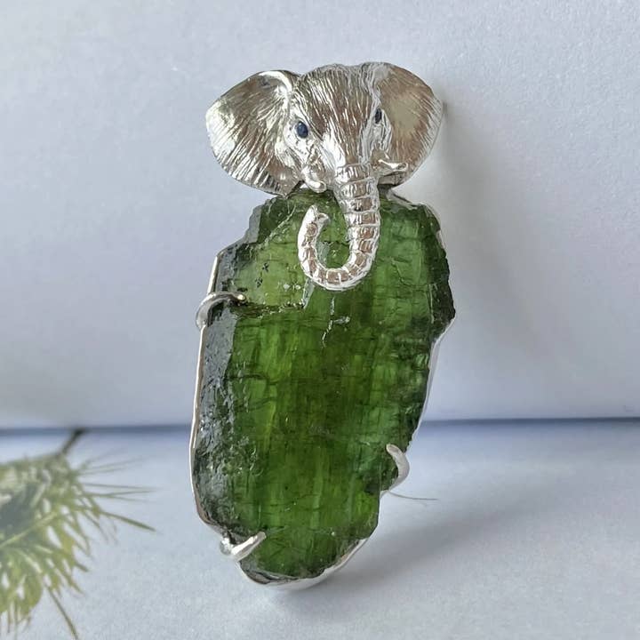Broche Pendente Totem de Elefante | Turmalina Verde Natural & Prata 925 | Amuleto de Animal Espiritual Presente para Ele & Ela por atacado de idjewelry
