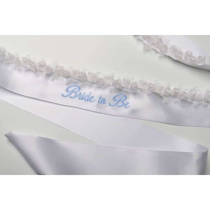Faixão “Bride To Be” - Bordado azul e guarnição em flor de chiffon por atacado de Simply Charming