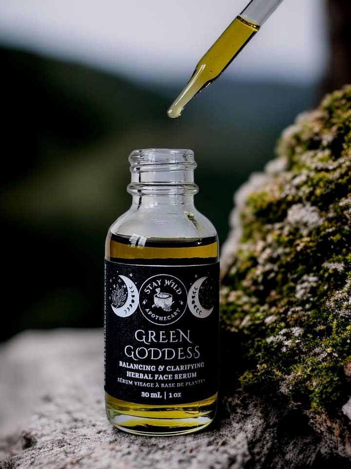 Grøn Gudinde Klarende Urteansigtsserum for engroshandel hos Stay Wild Apothecary