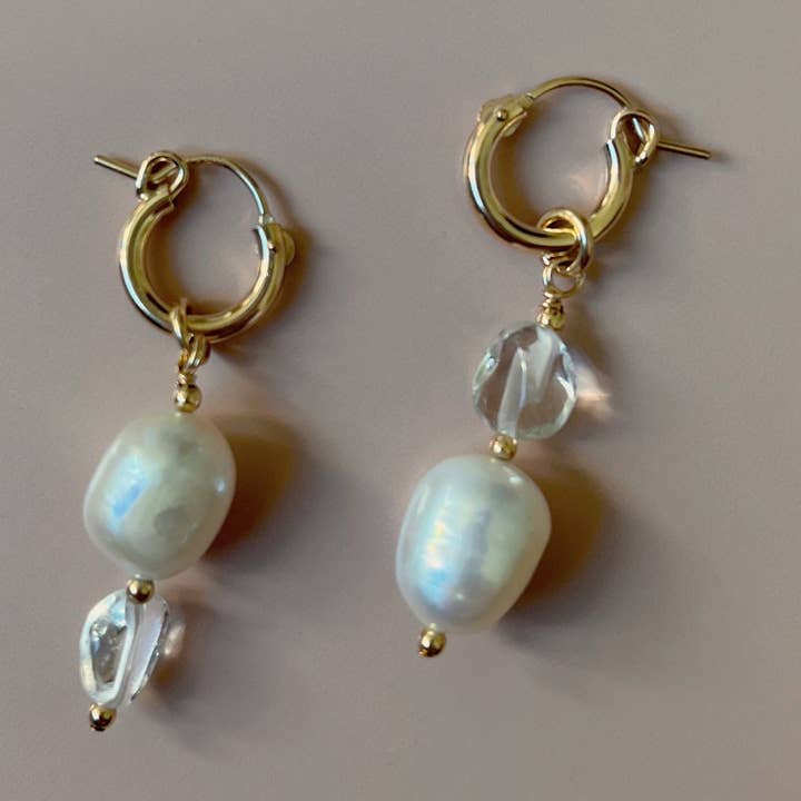 AUDREY SÖTVATTEN PÄRLA OCH KRISTALL KVARTS MISMATCH ÖRHÄNGEN för wholesale av GldSol