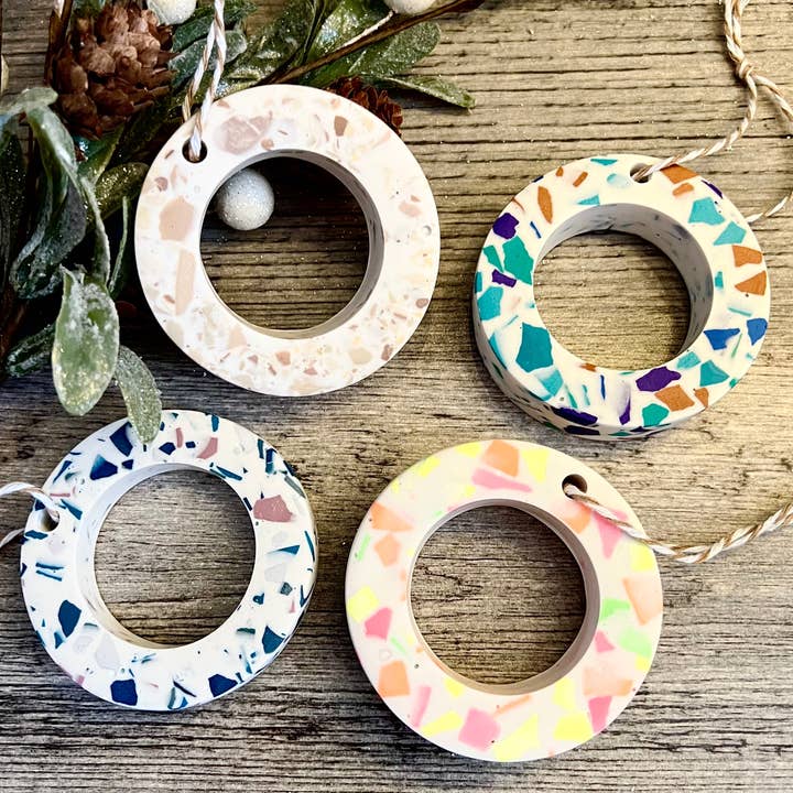 EMB Pretty – Engroshandel Pynt – Terrazzo ringtræ ornament1