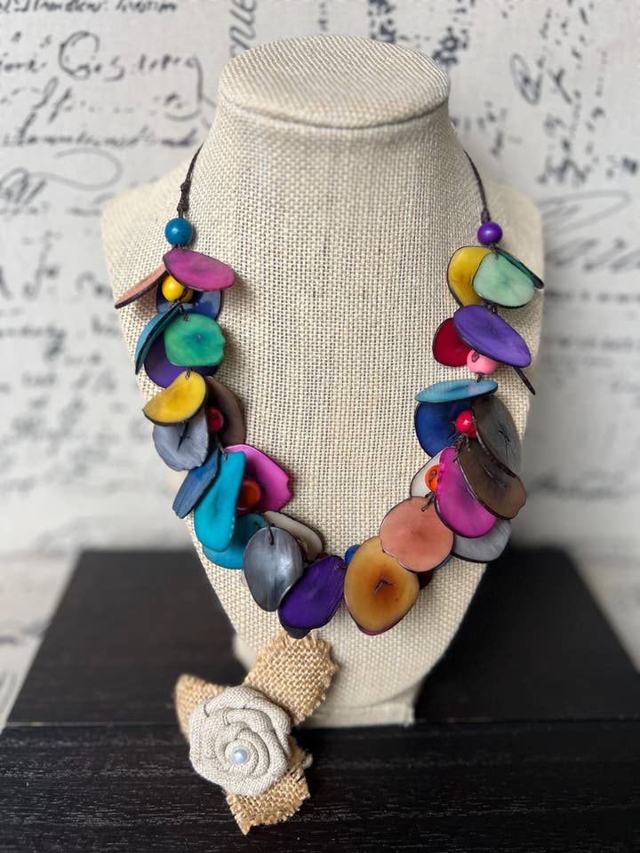 Collar de Tagua Arcoíris: Joyería Artesanal Ajustable de Declaración para venta al por mayor de Galapagos Tagua